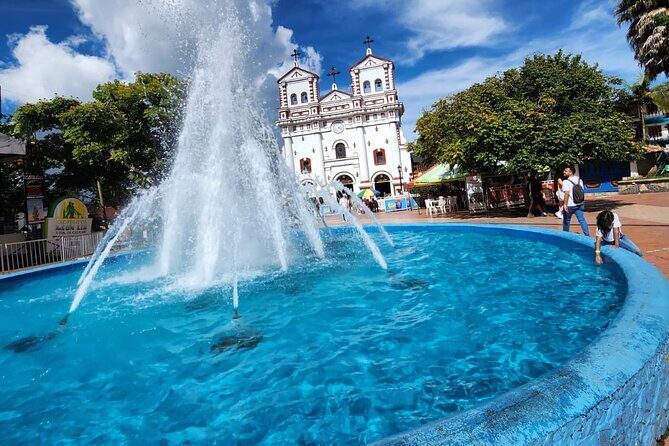 Tour to Guatapé Piedra del Peñol, with a cruise boat tour - Guatapé in one long day from Medellín