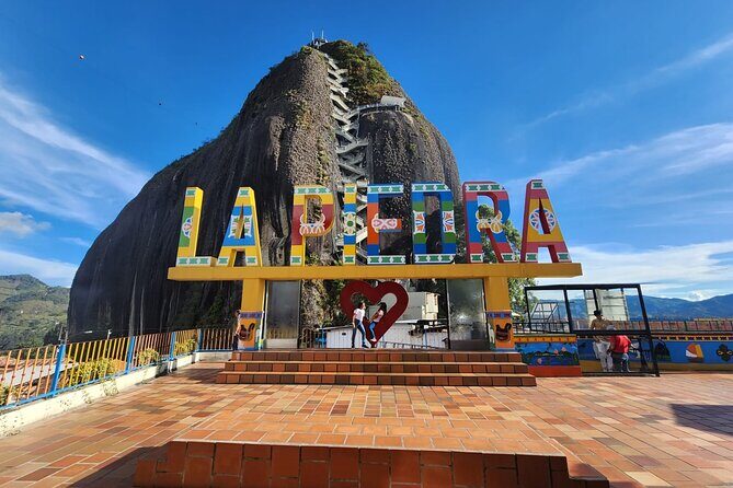Tour to Guatapé Piedra del Peñol, with a cruise boat tour - El Alto del Chocho: animals, farm views, and fast photo time
