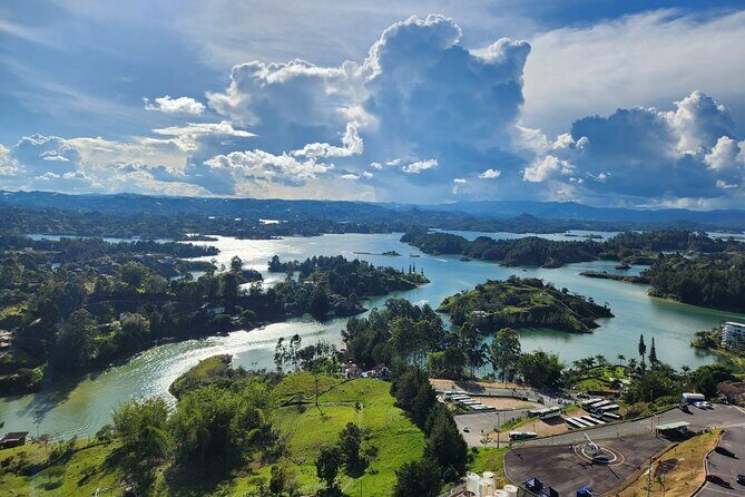 Tour to Guatapé Piedra del Peñol, with a cruise boat tour - Morning in Medellín: breakfast at Carrera 70 and a quick start