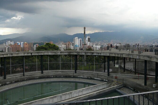 Viewpoints, Neighborhoods and Communes. La Medellin Real - Mirador El Encanto: Commune 3 Meets Commune 70 Atmosphere