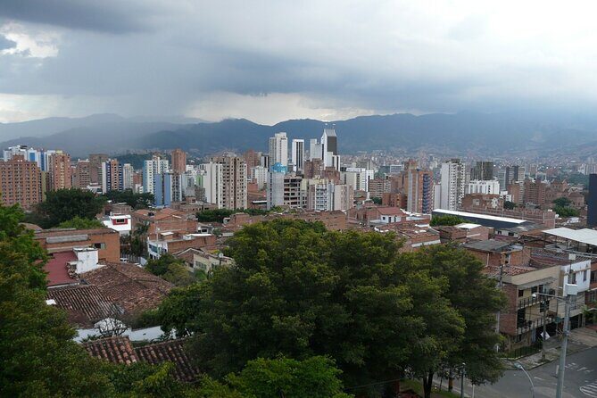 Viewpoints, Neighborhoods and Communes. La Medellin Real - Uva de la Armonía: The City’s Largest Macromural