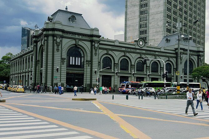 Walking tour downtown Medellín - Centro Administrativo La Alpujarra: Paisa Roots and Medellín’s Story